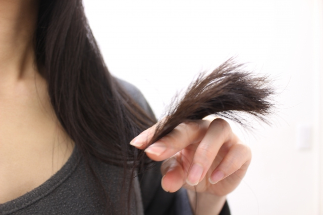 ヘアカラーで髪の毛はどのように痛む？～美容室でカラーをおすすめする理由～